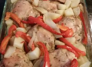 Una foto de Pollo al horno con pimentón rojo