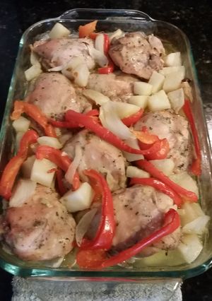 Una foto de Pollo al horno con pimentón rojo