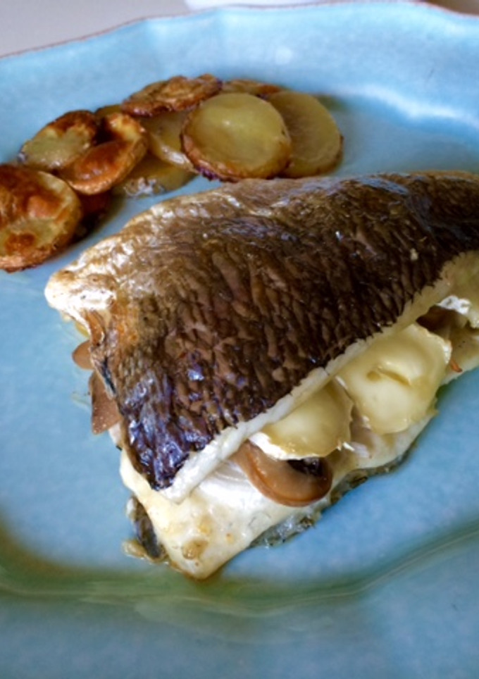 Una foto de Dorada rellena con brie y champiñones