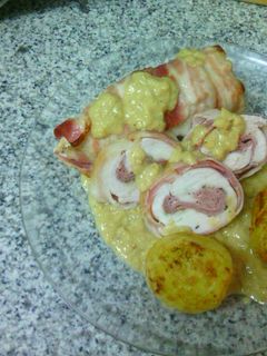 Una foto de Pollo relleno con salsa de almendras