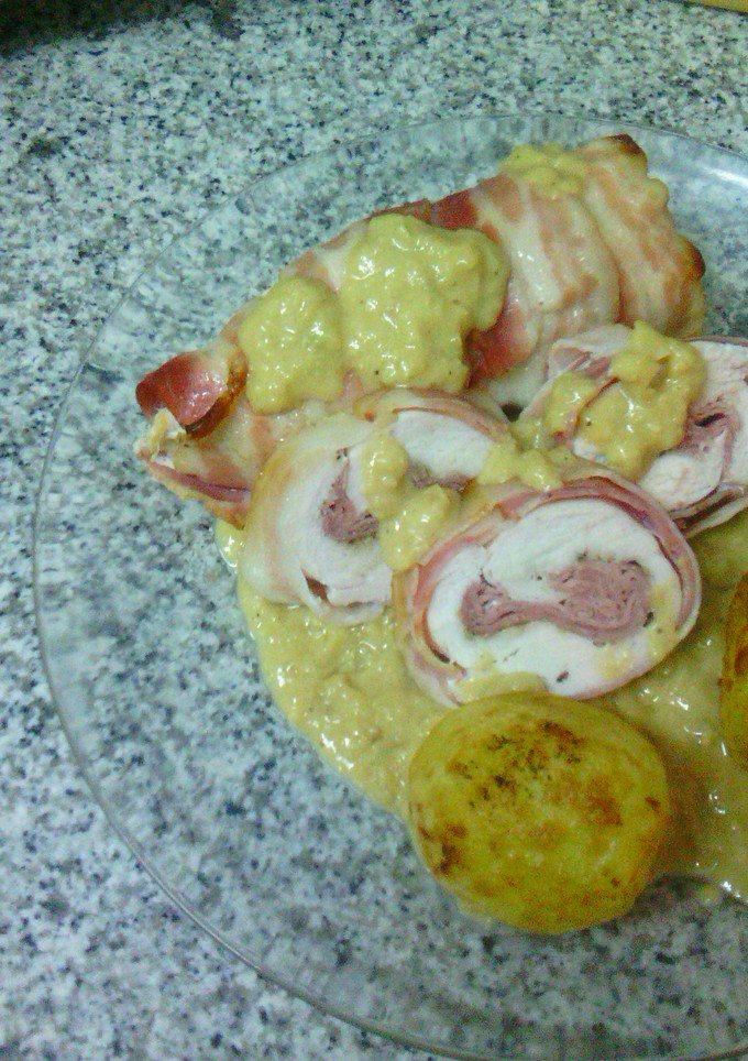 Una foto de Pollo relleno con salsa de almendras
