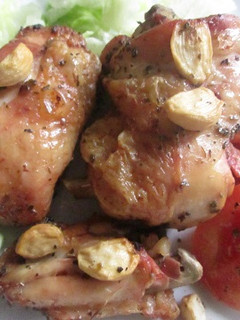 Una foto de Pollo a la parrilla con ajos aliñados