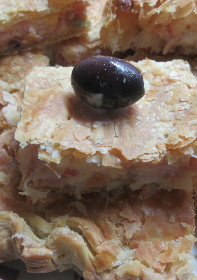 Una foto de Tarta de jamón, queso y aceitunas
