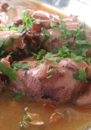 Una foto de Calamares rellenos de atún en salsa de cava