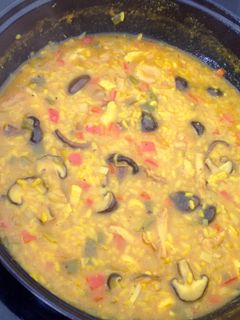 Una foto de Arroz caldoso de setas y verduras