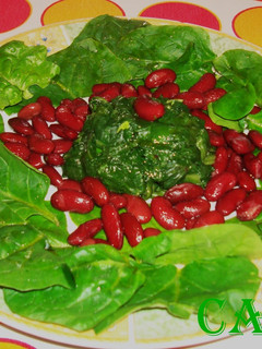 Una foto de Ensalada tibia de espinacas y alubias rojas