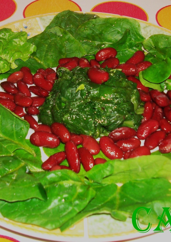 Una foto de Ensalada tibia de espinacas y alubias rojas