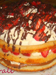 Una foto de Torta de frutillas fácil, crema y merengues