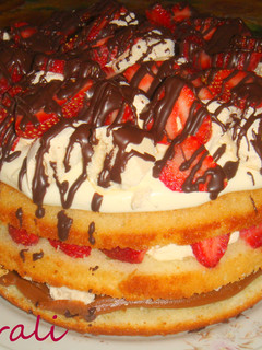 Una foto de Torta de frutillas fácil, crema y merengues