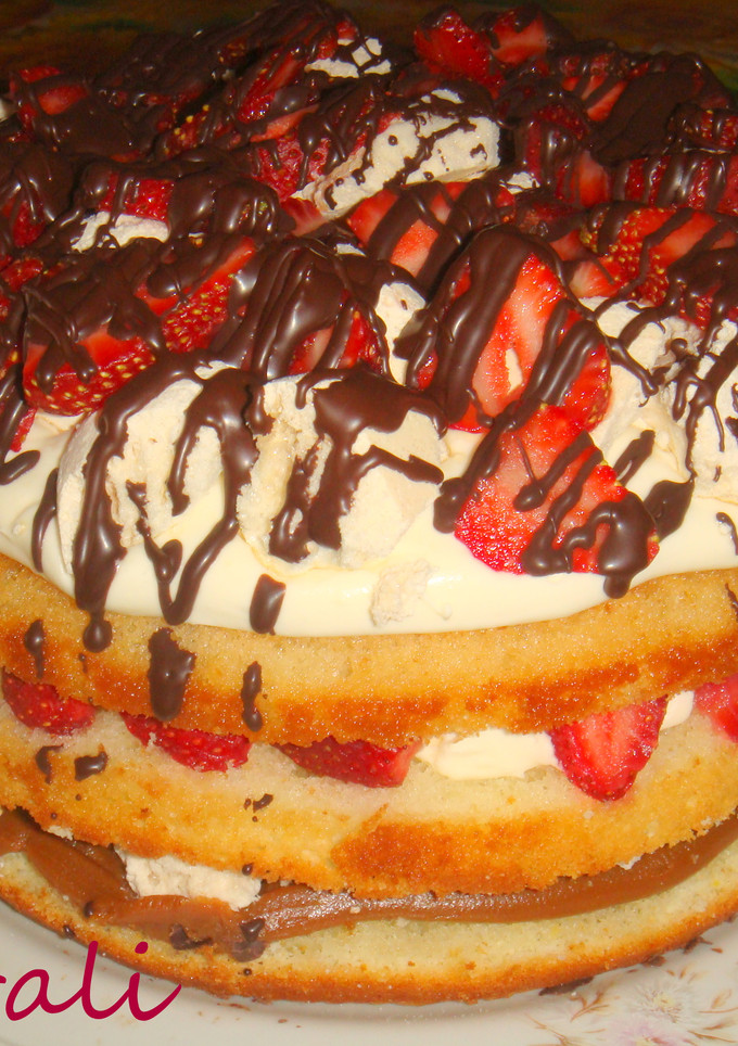 Una foto de Torta de frutillas fácil, crema y merengues
