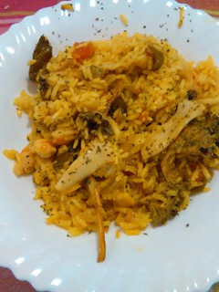 Una foto de Arroz con setas y calamares