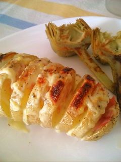 Una foto de Patatas al horno en libro con salsa Cheddar