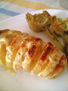 Una foto de Patatas al horno en libro con salsa Cheddar