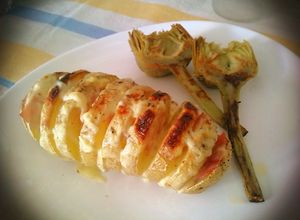 Una foto de Patatas al horno en libro con salsa Cheddar
