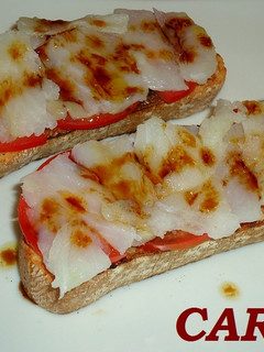 Una foto de Tostada de carpaccio de bacalao y tomate