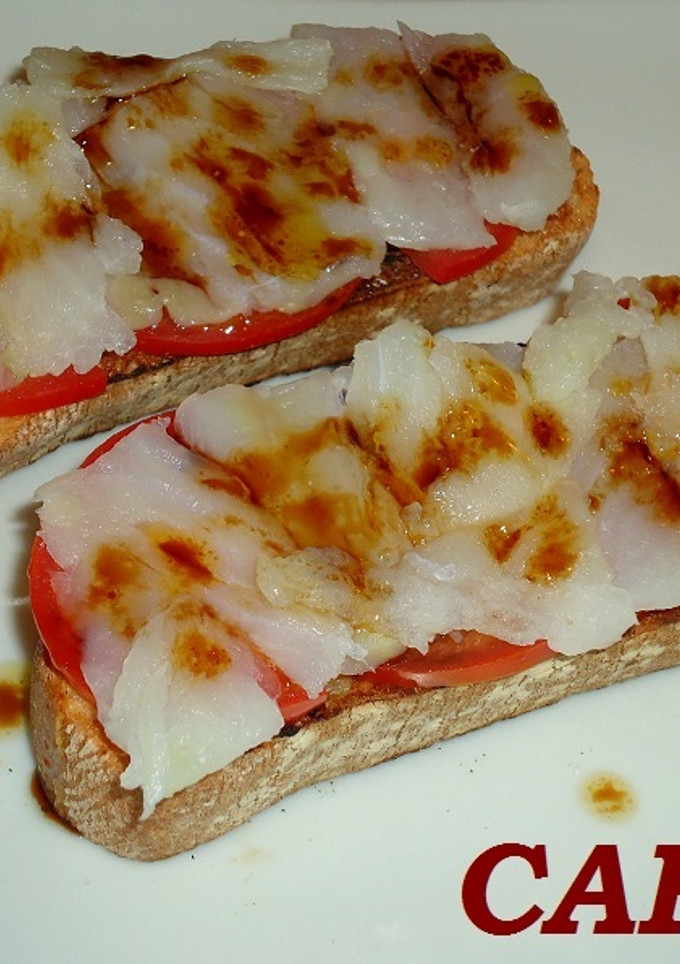 Una foto de Tostada de carpaccio de bacalao y tomate