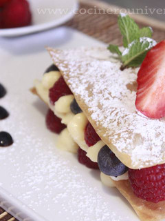 Una foto de Milhojas de crema pastelera y frutos rojos