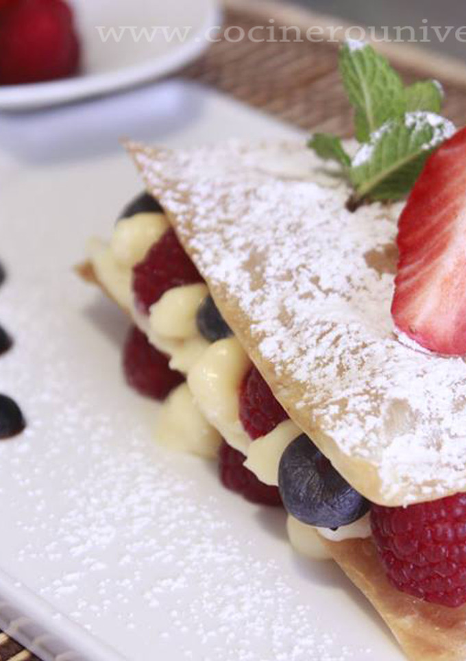 Una foto de Milhojas de crema pastelera y frutos rojos