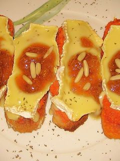 Una foto de Tostada de Sobrasada, Camembert y mermelada de Higos