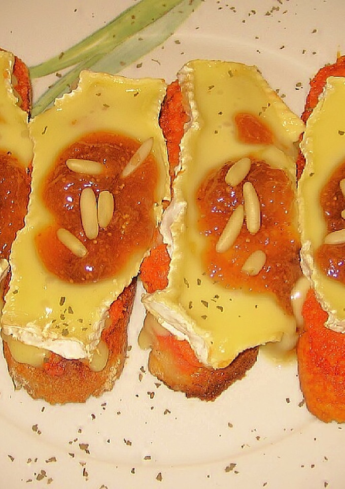 Una foto de Tostada de Sobrasada, Camembert y mermelada de Higos
