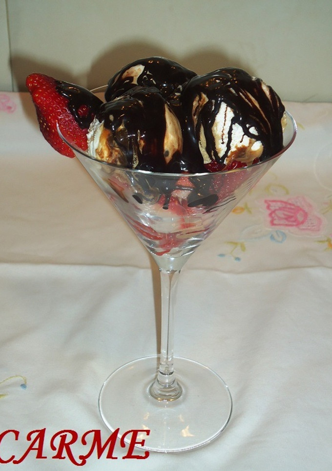 Una foto de Helado con fresas bañadas de chocolate
