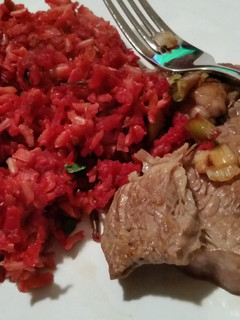 Una foto de Arroz rojo con verduras