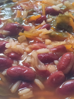 Una foto de Alubias rojas rápidas con arroz y verduras
