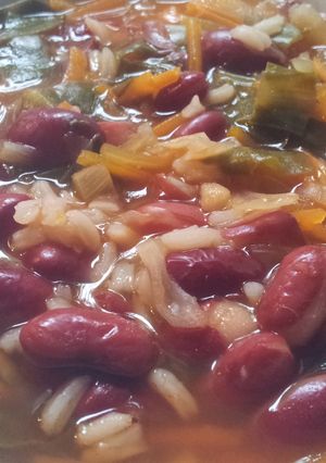 Una foto de Alubias rojas rápidas con arroz y verduras