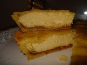 Una foto de tarta de requesón y limón