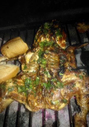 Una foto de Asado a la parrilla de pollo con adobo naranjero