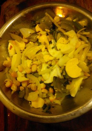 Una foto de Ensalada fresca de pencas, cebolla, huevo y choclo