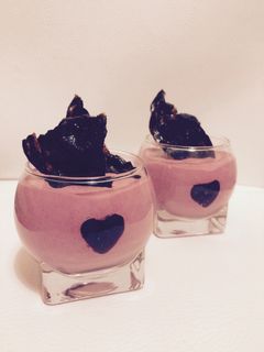 Una foto de Mousse de remolacha roja con crujiente de chorizo