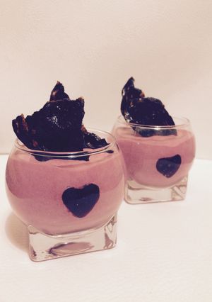 Una foto de Mousse de remolacha roja con crujiente de chorizo