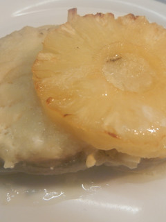 Una foto de rape al horno con piña.