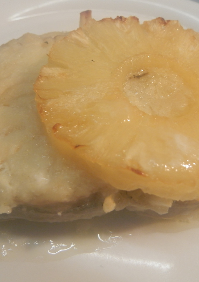 Una foto de rape al horno con piña.