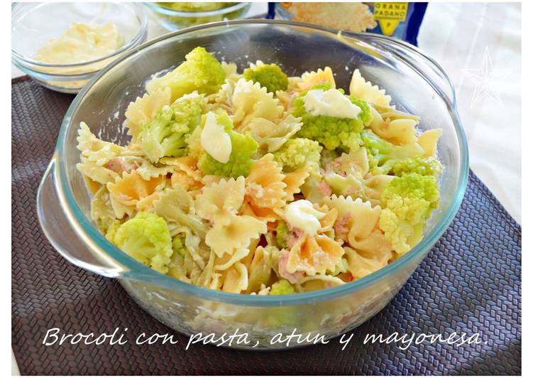 Brocoli con pasta, atún y mayonesa