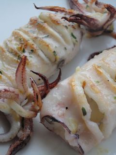 Una foto de Calamares a la plancha con aliño de albahaca
