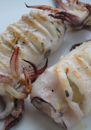 Una foto de Calamares a la plancha con aliño de albahaca
