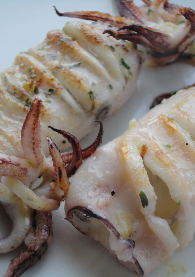 Una foto de Calamares a la plancha con aliño de albahaca