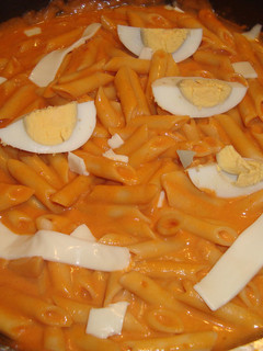 Una foto de Macarrones con huevos duros