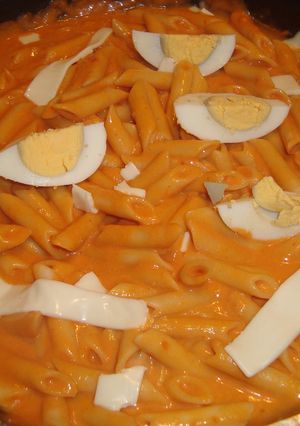 Una foto de Macarrones con huevos duros