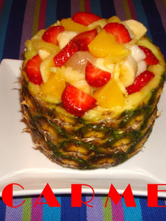 Una foto de Piña rellena de frutas al cava