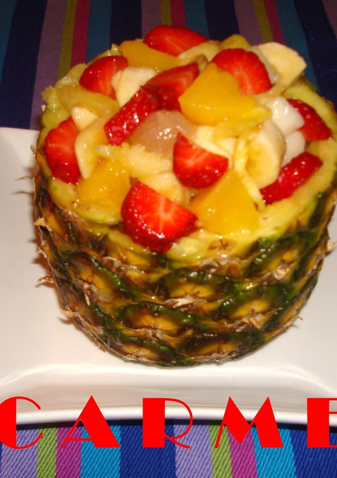 Una foto de Piña rellena de frutas al cava
