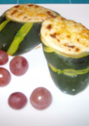 Una foto de Calabacines rellenos de salchichas