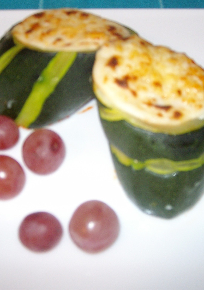 Una foto de Calabacines rellenos de salchichas