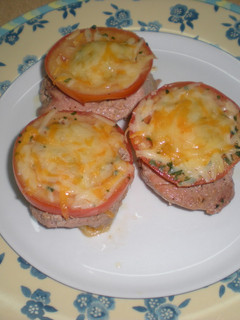 Una foto de Solomillo con tomate y queso