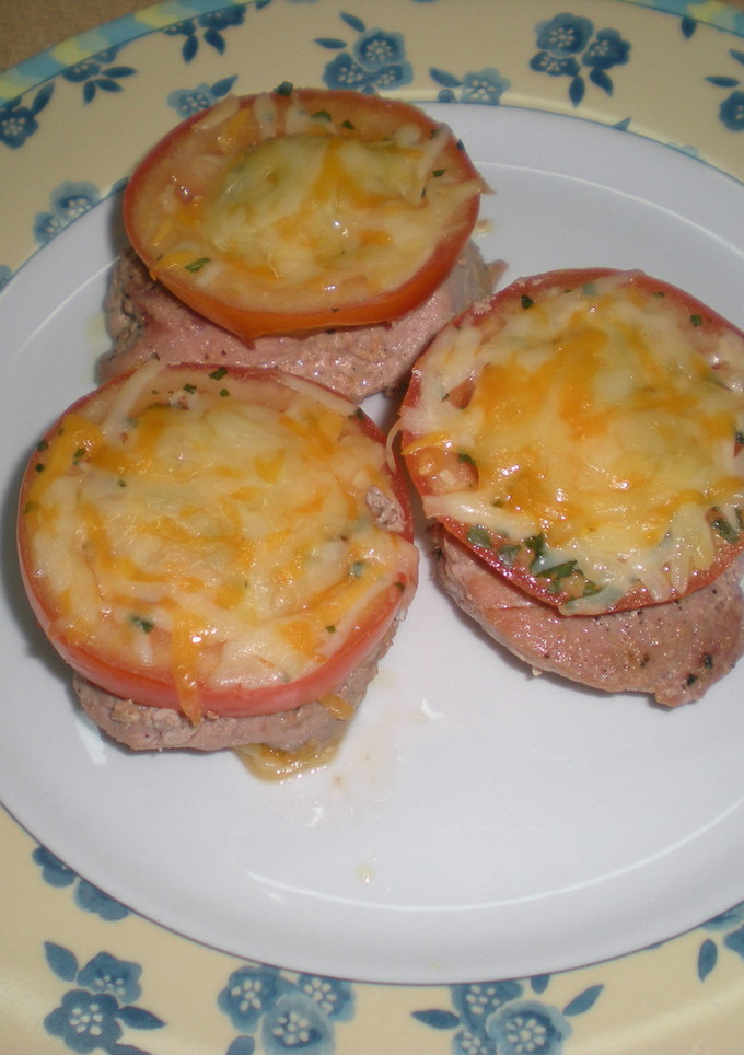 Una foto de Solomillo con tomate y queso 