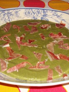 Una foto de Crema de acelgas con legumbres y jamón