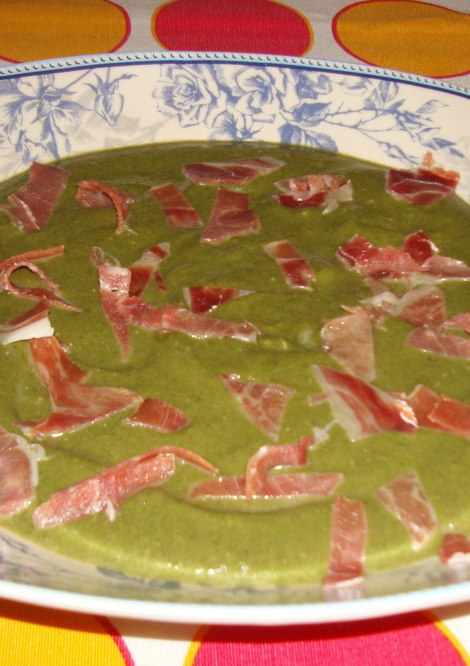 Una foto de Crema de acelgas con legumbres y jamón