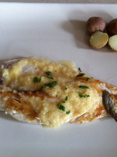 Una foto de Lubina con salsa de limón y miel